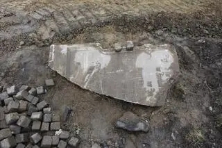 Fragment murowanego postumentu z inskrypcjami 