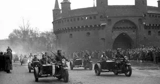 Oddziały motocyklowe w trakcie defilady pod Barbakanem podczas Obchodów Święta Niepodległości w Krakowie, 1937-11-11