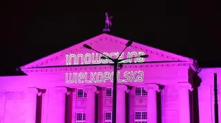 Na fasadzie opery wyświetlono napis "Innowacyjna Wielkopolska"