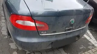 Uderzył w tył auta maczetą