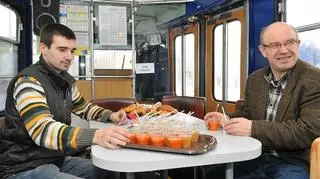 W środku tramwajowej kawiarni