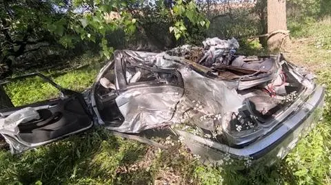 Kierowca zjechał na pobocze, auto dachowało. Zginęła pasażerka, trzy osoby przewieziono do szpitala