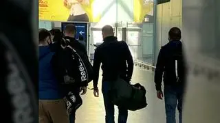 Andriej Piwowarow (na zdjęciu w środku) prowadzony przez agentów służb bezpieczeństwa na lotnisku Pułkowo 
