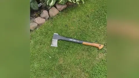 Chodził z siekierą między posesjami, został postrzelony z policyjnej broni 