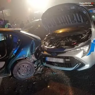 W trakcie pościgu radiowóz uderzył w uciekające auto