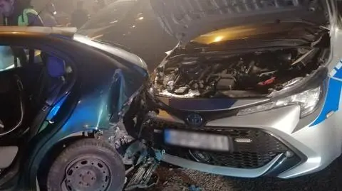W trakcie pościgu radiowóz uderzył w uciekające auto