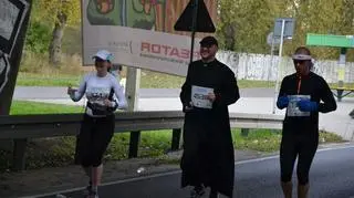 Ksiądz też z uśmiechem biegnie 