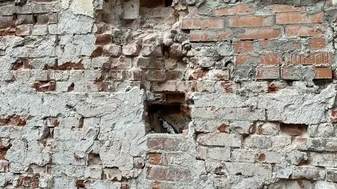 Butelka z telegramem sprzed 50 lat ukryta w ścianie dworca