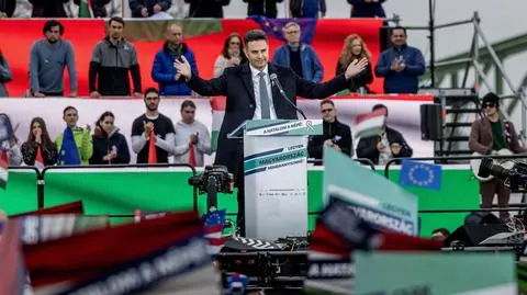 Człowiek z niebieską wstążką na piersi. Kim jest polityk, który może odsunąć Orbana od władzy?