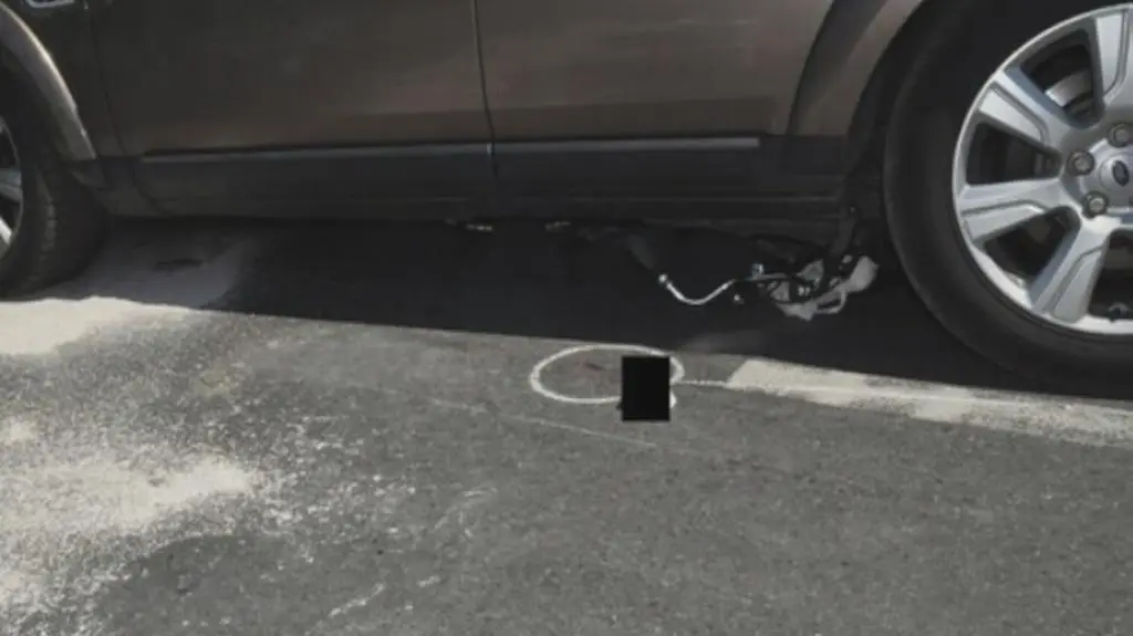 Nie zauważyła rowerzystki kilkanaście metrów ciągnęła ją po asfalcie. 67-latka w szpitalu