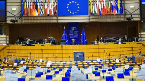 "Rządy niektórych państw podejmują próby uciszenia krytycznych i niezależnych mediów"