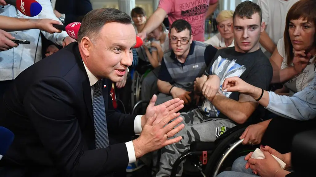 Protestujący przypominają prezydentowi jego słowa na temat pomocy dla osób niepełnosprawnych