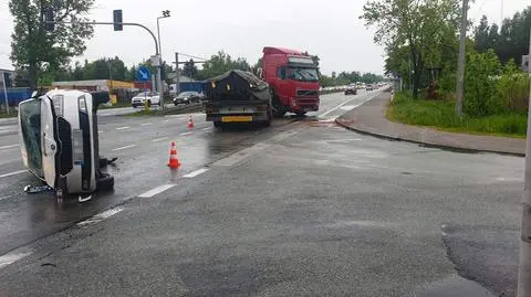 Po zderzeniu z ciężarówką przewożącą stal, auto osobowe wylądowało na boku. Utrudnienia na krajowej "7"