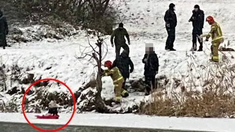 Dziecko na sankach utknęło na lodzie. Akcja strażaków na Jeziorku Gocławskim
