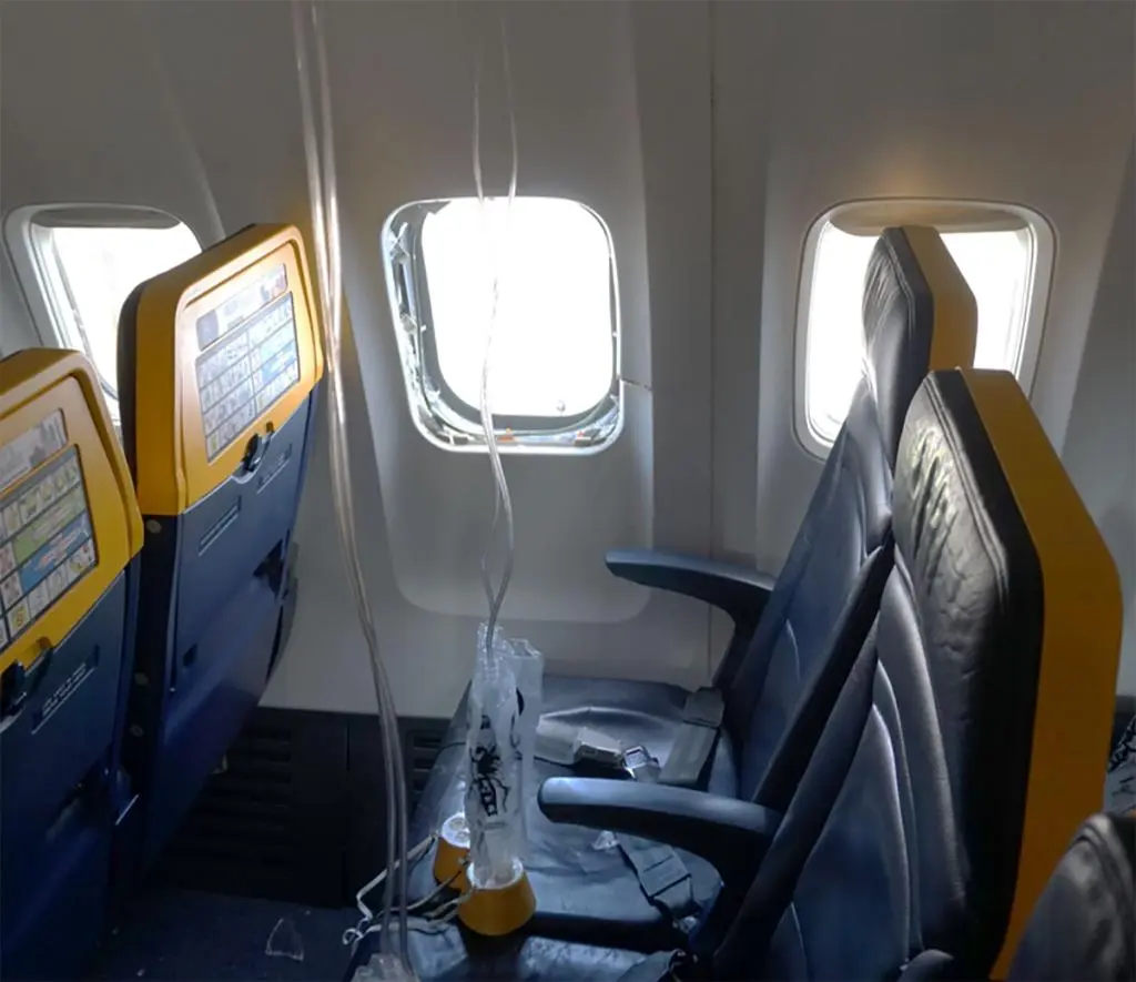 Wnętrze samolotu Boeing 737 linii Ryanair. Zdjęcie z nowego raportu NTSB