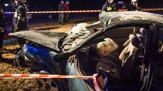 Samochód wypadł z trasy i dachował