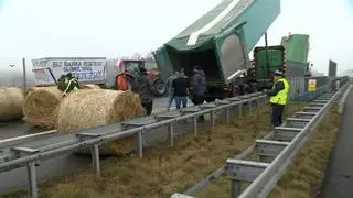 Rolnicy położyli na A2 bele słomy 