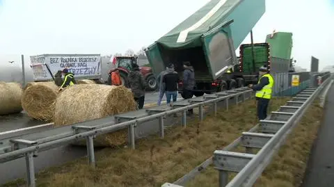 Rolnicy położyli na A2 bele słomy 