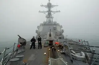 Przez cieśninę przepłynął niszczyciel USS Sampson