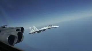 Rosyjskie Su-27 widziane z amerykańskiego bombowca B-52