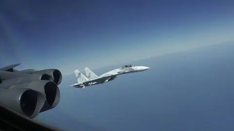 Rosyjskie Su-27 widziane z amerykańskiego bombowca B-52