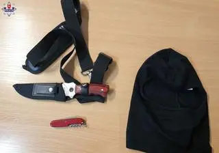 Mężczyzna podczas napadu miał na sobie kominiarkę, sprzedawczyni miał grozić nożem 