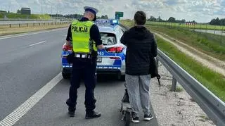 Hulajnogą po drodze ekspresowej