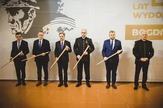 Michał Moskal (drugi z prawej) na Barbórce w kopalni Bogdanka w 2022 roku