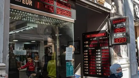 Inflacja na poziomie ponad 20 proc. i czwarte cięcie stóp. Turecki sposób na ratowanie waluty