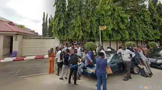 Kolejka przed ambasadą RP w stolicy Nigerii. Zdjęcie z października 2021 r. 