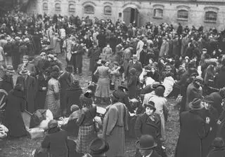 Wysiedleńcy zgromadzeni na terenie ujeżdżalni dawnych koszar wojskowych z Zbąszyniu, 29 października 1938 r.