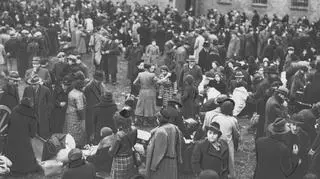 Wysiedleńcy zgromadzeni na terenie ujeżdżalni dawnych koszar wojskowych z Zbąszyniu, 29 października 1938 r.