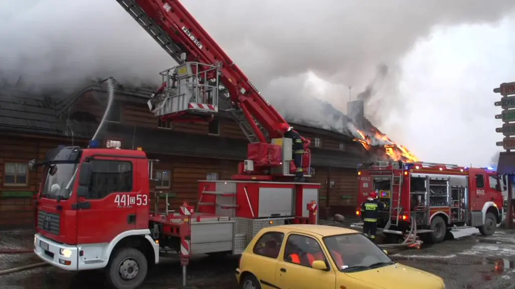 Płonie drewniana karczma. Akcję gaśniczą utrudnia silny mróz