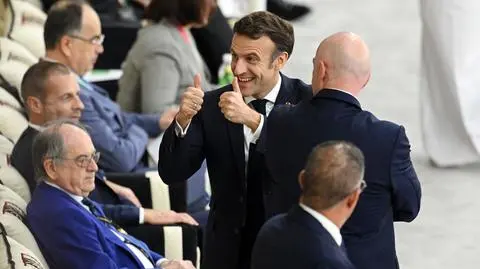 Macron leci na finał. W samolocie miejsce dla gwiazd