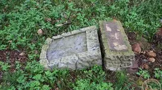 Nagrobki były poprzewracane w różne strony
