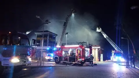 Nocny pożar marketu w Wawrze. Dach zapadł się do środka