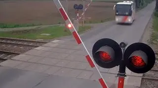 Kierujący autobusem wjechał na przejazd kolejowy, mimo czerwonego światła na sygnalizatorze