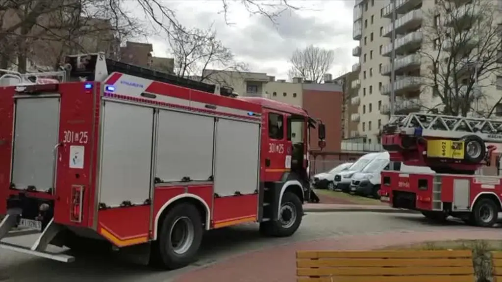 Wiatr zerwał dach szkoły w Warszawie