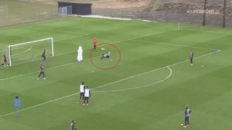 Prawie jak Zlatan. Niezwykły gol Duńczyka na treningu