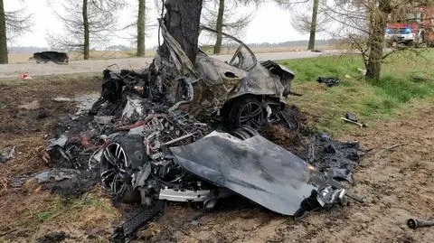 Samochód uderzył w drzewo i stanął w płomieniach. Dwie osoby nie żyją, jedna w szpitalu