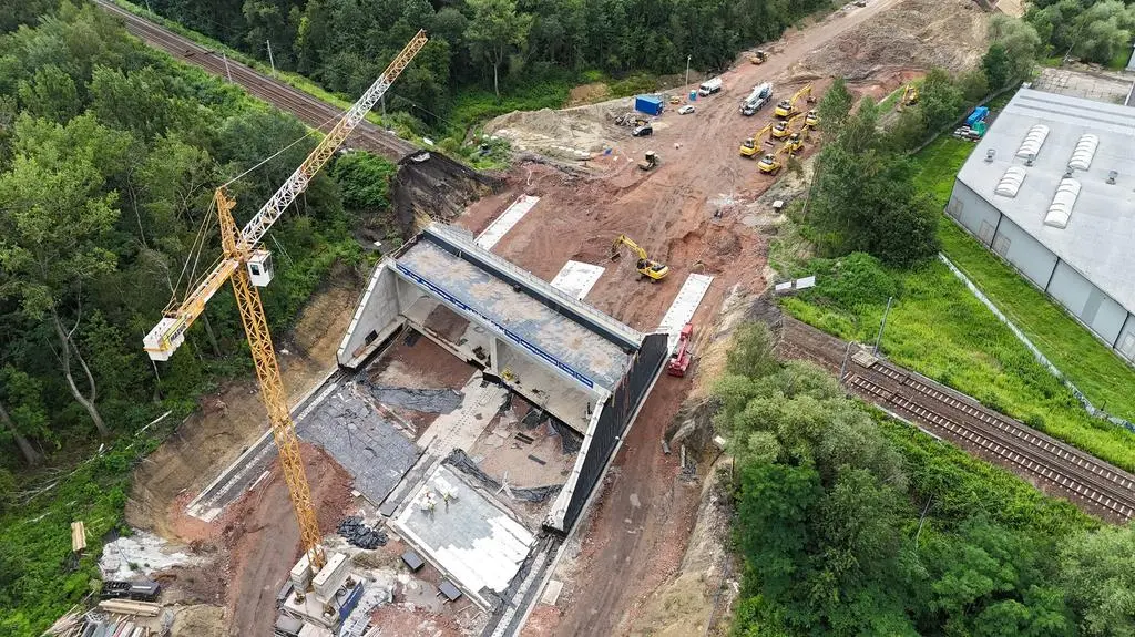 Operacja wsunięcia wiaduktu na swoje miejsce