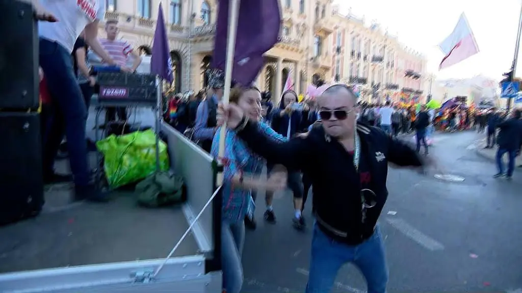 Agresywny mężczyzna zerwał flagę i przebijał różowe balony. Został zatrzymany przez policję
