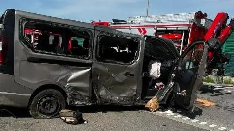 Bus dachował na A1. Dwie osoby nie żyją