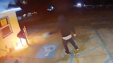 Moment, w którym ubrania podpalaczy zajął ogień