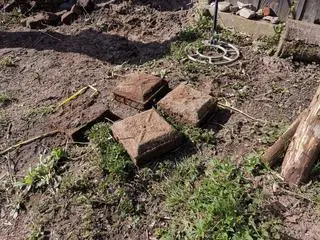 Niewybuchy zostały wykopane podczas wiosennych porządków w Woli Rzędzińskiej (woj. małopolskie)