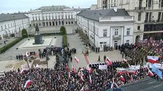 Tłumy na Krakowskim Przedmieściu przez przemówieniem prezydenta