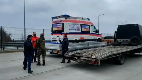 Karetki pogotowia i wozy strażackie od Polaków dla Ukraińców. "Po drugiej stronie słychać płacz"