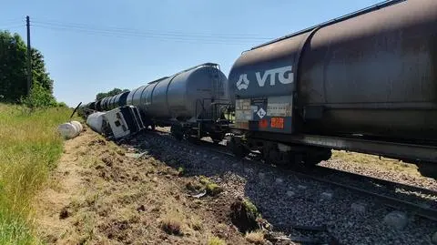 Groźny wypadek na przejeździe kolejowym. Pociąg zderzył się z betoniarką