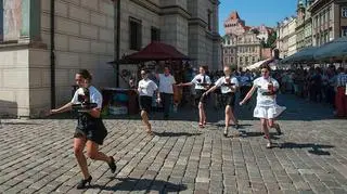 Po bruku  na obcasach biega się wyjątkowo niewygodnie
