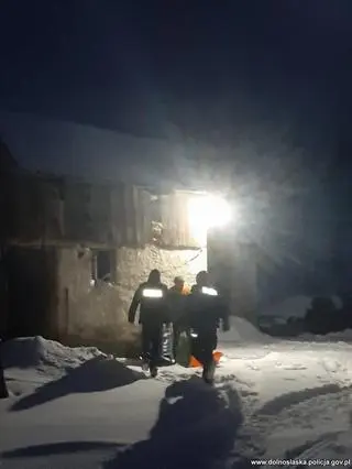 Odcięty od świata, bez jedzenia i picia. Policjanci pomogli 74-latkowi